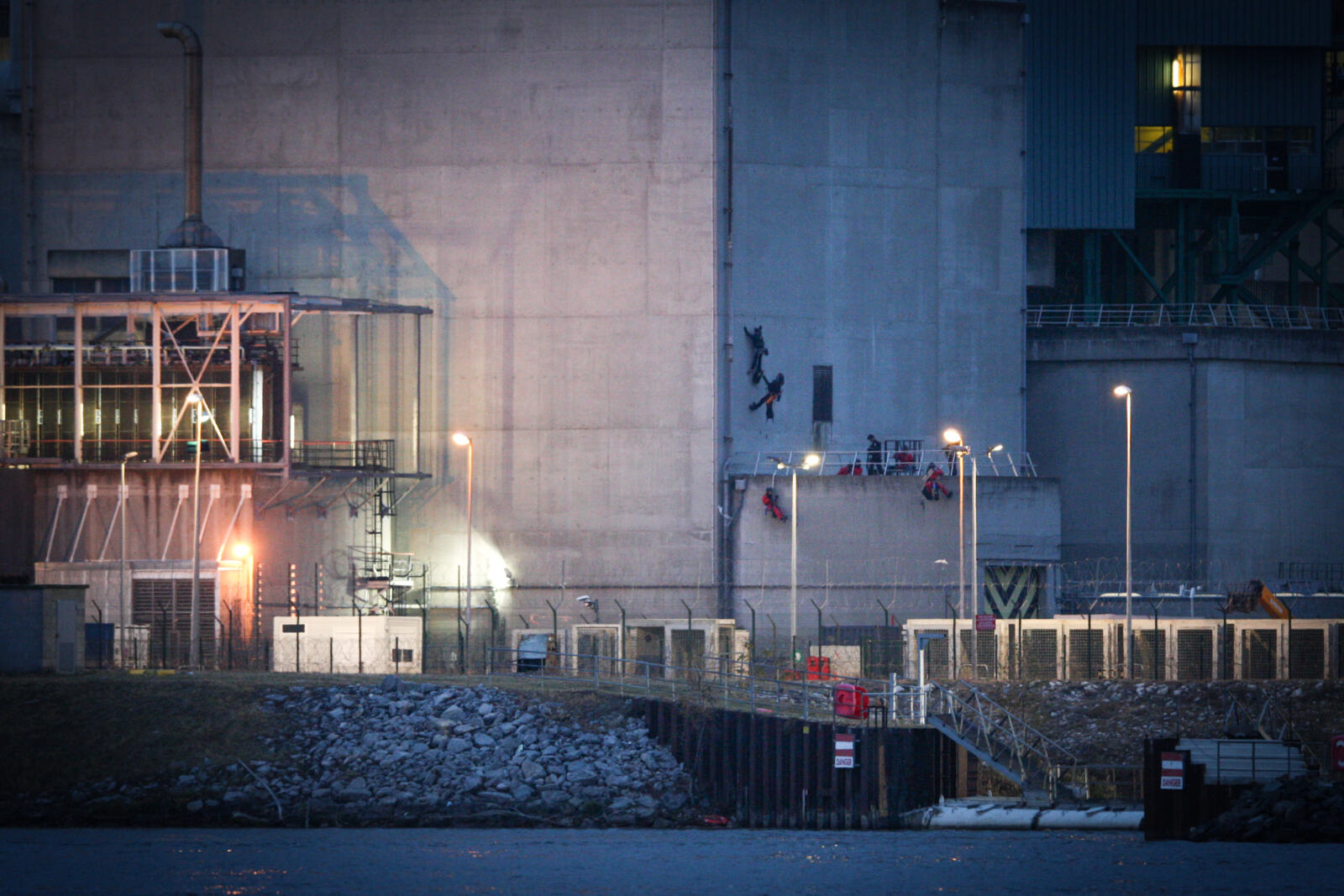 Le 17 mai, Greenpeace, un salarié et 22 activistes comparaîtront devant le tribunal de grande instance de Privas, suite à l'intrusion dans la centrale nucléaire de Cruas-Meysse. Pour soutenir les lanceurs d'alerte face aux poursuites juridiques en cours et rappeler le fond du problème, les risques nucléaires, nous organisons un grand rassemblement.