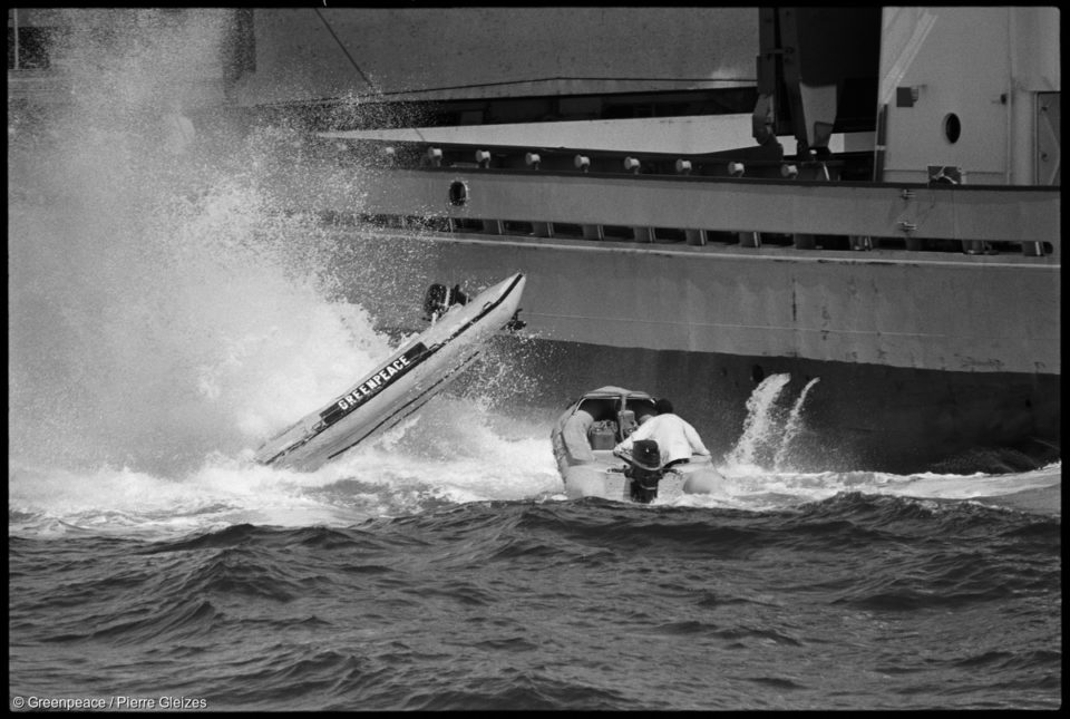  - Les activistes de Greenpeace protestent contre le déversement de déchets nucléaires dans l’océan. Lors de cette action, deux barils de déchets radioactifs ont été lâchés sur un bateau pneumatique de l’ONG, blessant l’un de ses membres. Greenpeace France a joué un rôle majeur dans la campagne contre l’immersion de déchets nucléaires en pleine mer, pratique interdite depuis l’adoption en 1993 d’une convention internationale.<br>
6 septembre 1982