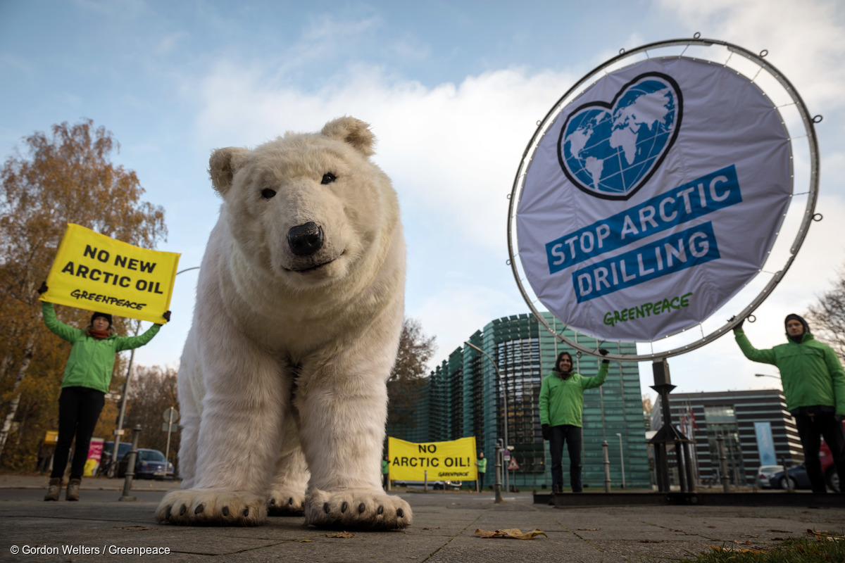  - A Berlin, des activistes de Greenpeace manifestent devant l'ambassade de la Norvège pour la protection du climat et de l'Arctique. Le gouvernement d'Oslo veut développer plus d'installations pétrolières au large. 