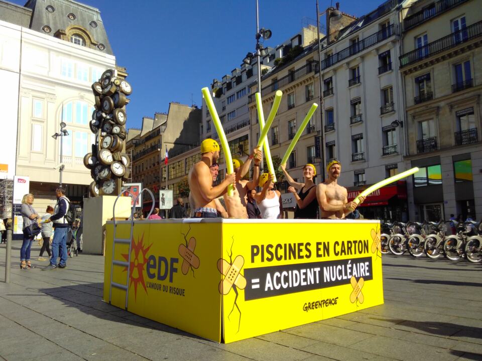 Samedi 14 octobre, nous avons monté une piscine en carton sur le parvis de la G