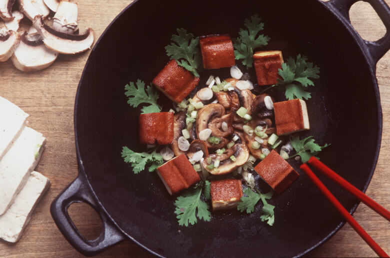Un plat au tofu et aux graines de soja