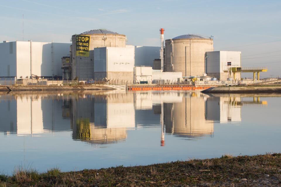 En moins de 6 semaines, entre octobre 2017 et novembre 2017, nos militants se sont introduits dans deux centrales nucléaires et ont atteint les piscines de combustible nucléaire usé, bâtiments très vulnérables et lourdement chargés de radioactivité. Face aux menaces actuelles, peut-on se contenter de faire confiance ? Derrière le secret, les États et l'industrie nucléaire sont-ils capables de garantir notre sécurité ? C'est le sujet du documentaire “Sécurité nucléaire : le grand mensonge”, réalisé par Eric Guéret et Laure Noualhat et diffusé ce 5 novembre 2017 sur la chaîne Arte. Le fruit de deux années d'enquête sur une question qui concerne des millions de gens, en France, en Europe et ailleurs : celui des failles de sécurité des installations nucléaires. 