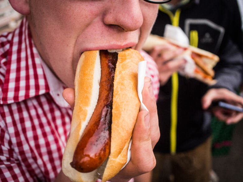 Un mangeur de hot-dog à l'Oktoberfest de Munich