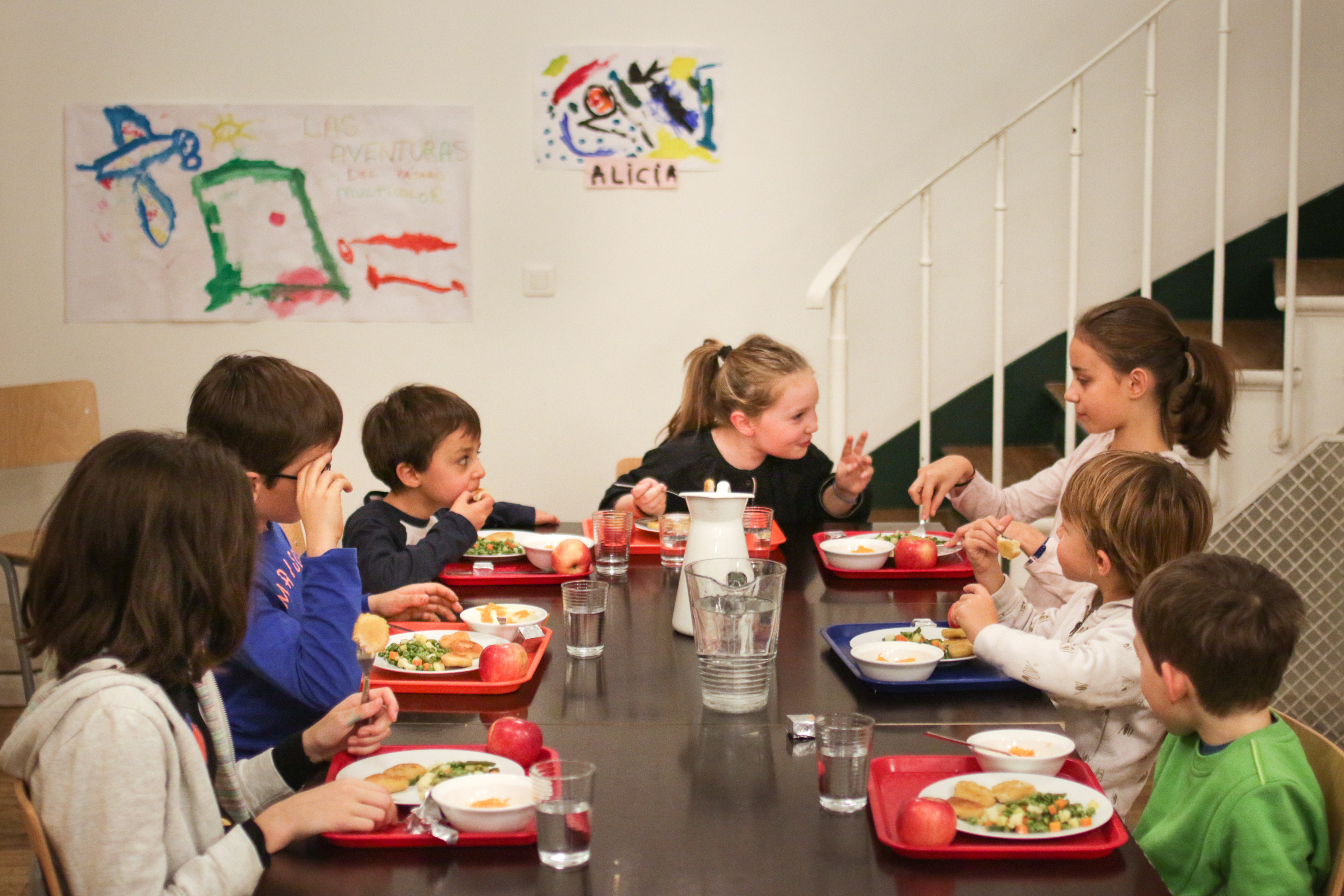 Des enfants à la cantine