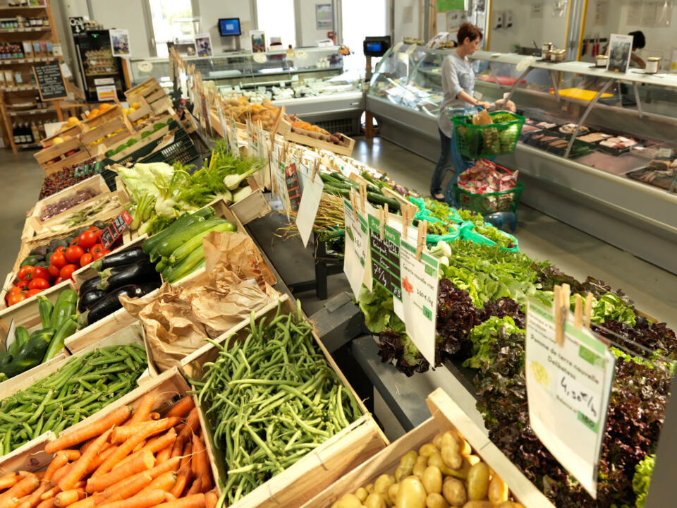 fruits et légumes en vrac, permettant de contrôler la quanité acheter pour limiter le gaspillage alimentaire - Fruits et légumes en vrac dans un supermarché à Lyon © Peter Caton / Greenpeace