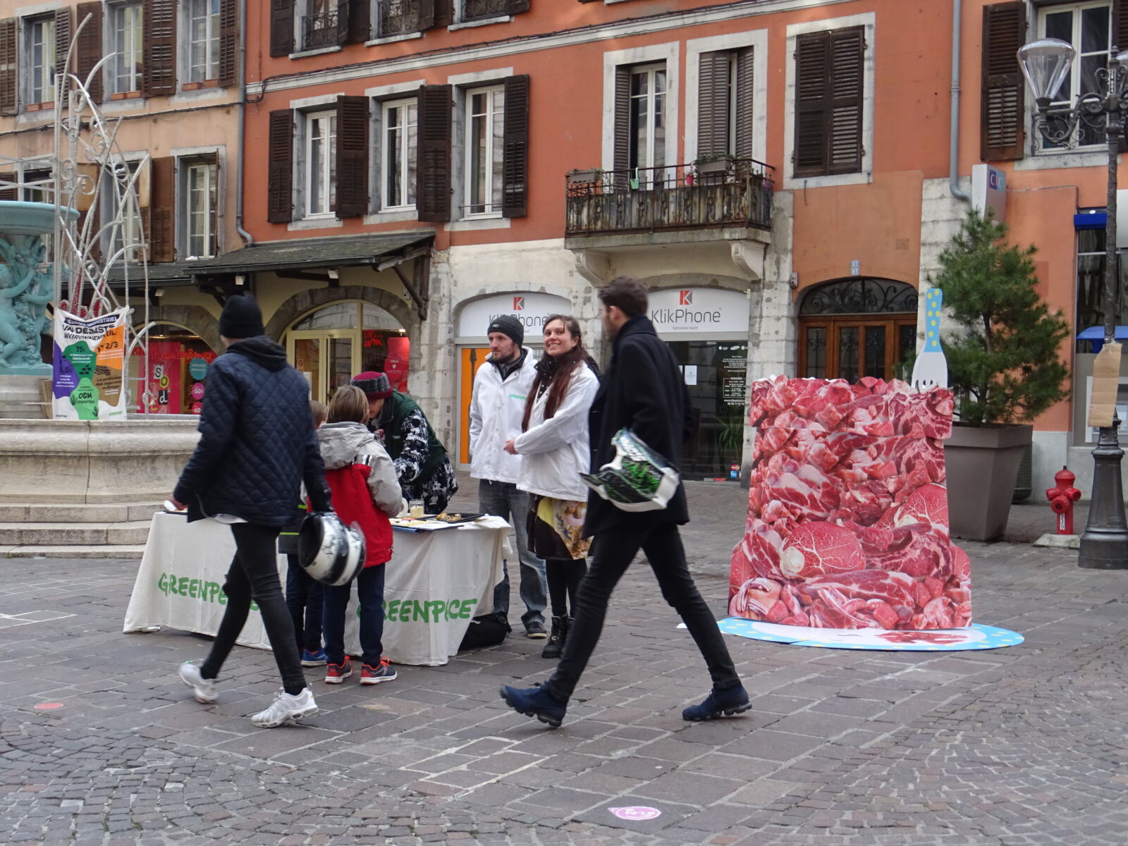 Deux fois trop de viande !
Les militants du groupe local ont de nouveau dénoncé la surconsommation de la viande, notamment dans les cantines scolaires, place St-Léger à Chambéry.