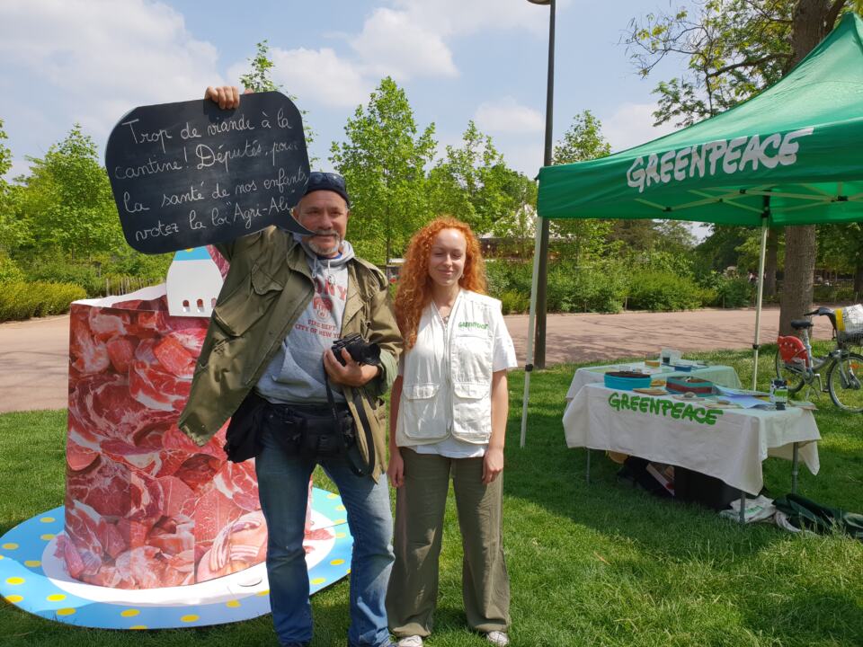 A la suite des Etats Généraux de l'Alimentation, un projet de loi a été déposé sur le bureau de l'Assemblée Nationale. Le texte sera débattu à l'Assemblée Nationale la semaine du 22 mai 2018. Greenpeace soutient ce projet de loi qui comporte l'obligation pour les cantines scolaires de servir un repas végétarien par semaine. 