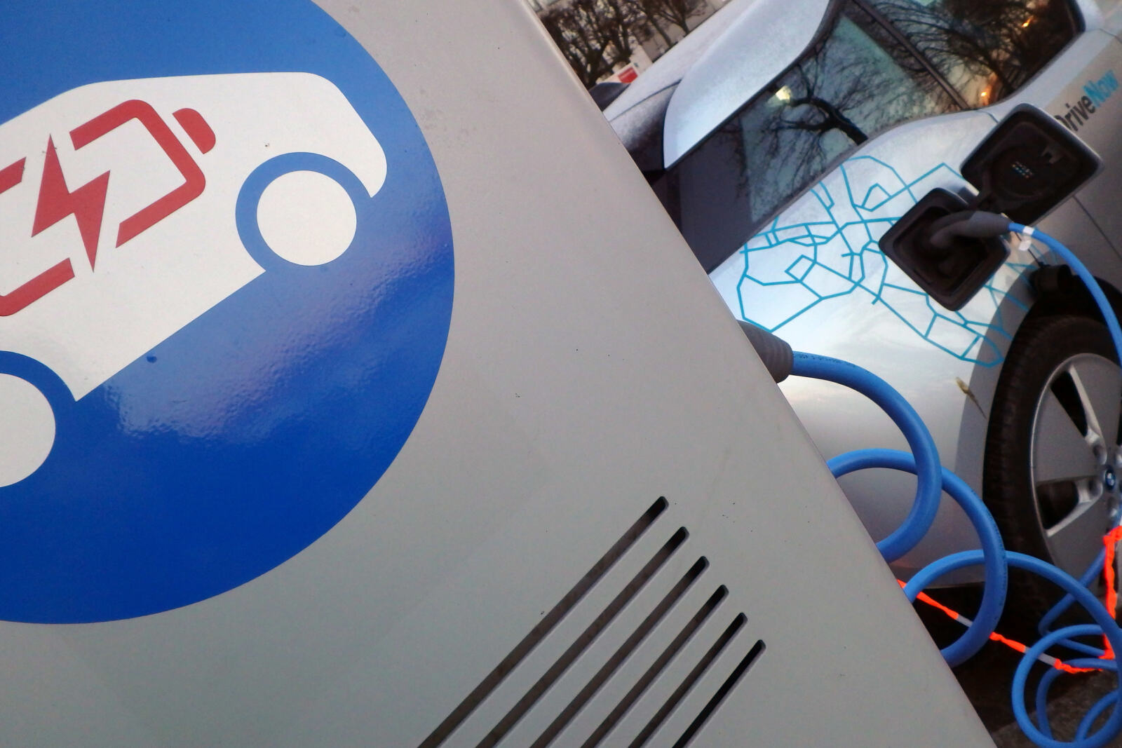 [Document datant de 2010] Les voitures électriques sont de plus en plus considérées comme le moyen par excellence pour réduire l'impact de la circulation automobile sur le climat. Est-ce réaliste ? Les voitures électriques sont en effet plus efficaces d'un point de vue énergétique, moins polluantes et permettent l'utilisation de différentes sources d'énergie, y compris les renouvelables. En tant que telles, elles peuvent (et doivent) contribuer dans une importante mesure et à long terme au transport durable. Mais bien des points d'interrogation subsistent...