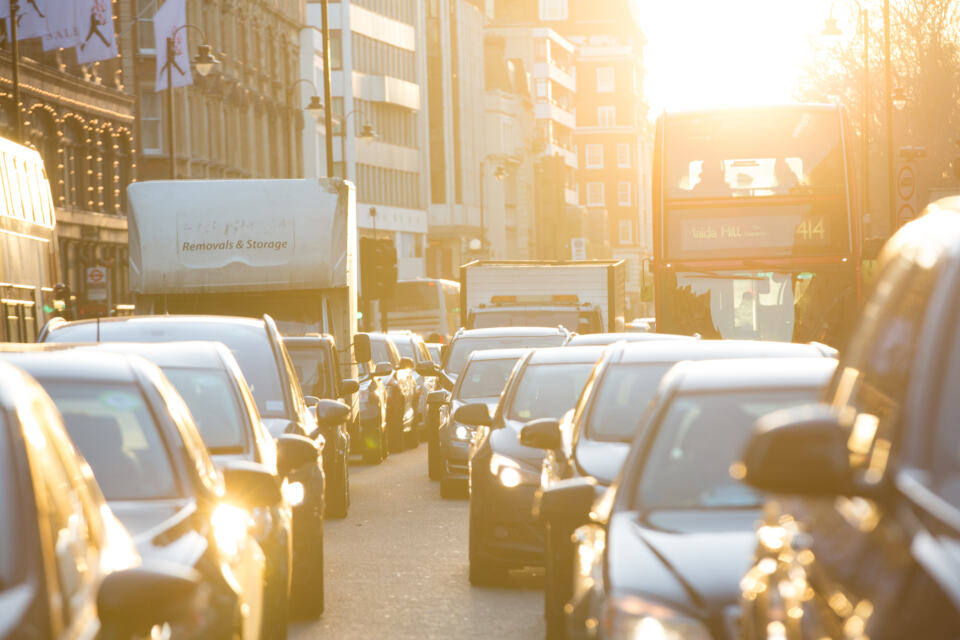 Pour créer des villes saines et prospères où la santé des habitants n’est pas altérée par la pollution atmosphérique, et pour protéger le climat, nous devons éliminer pratiquement tous les véhicules à combustible fossile de nos routes et repenser radicalement notre approche de la mobilité urbaine. 