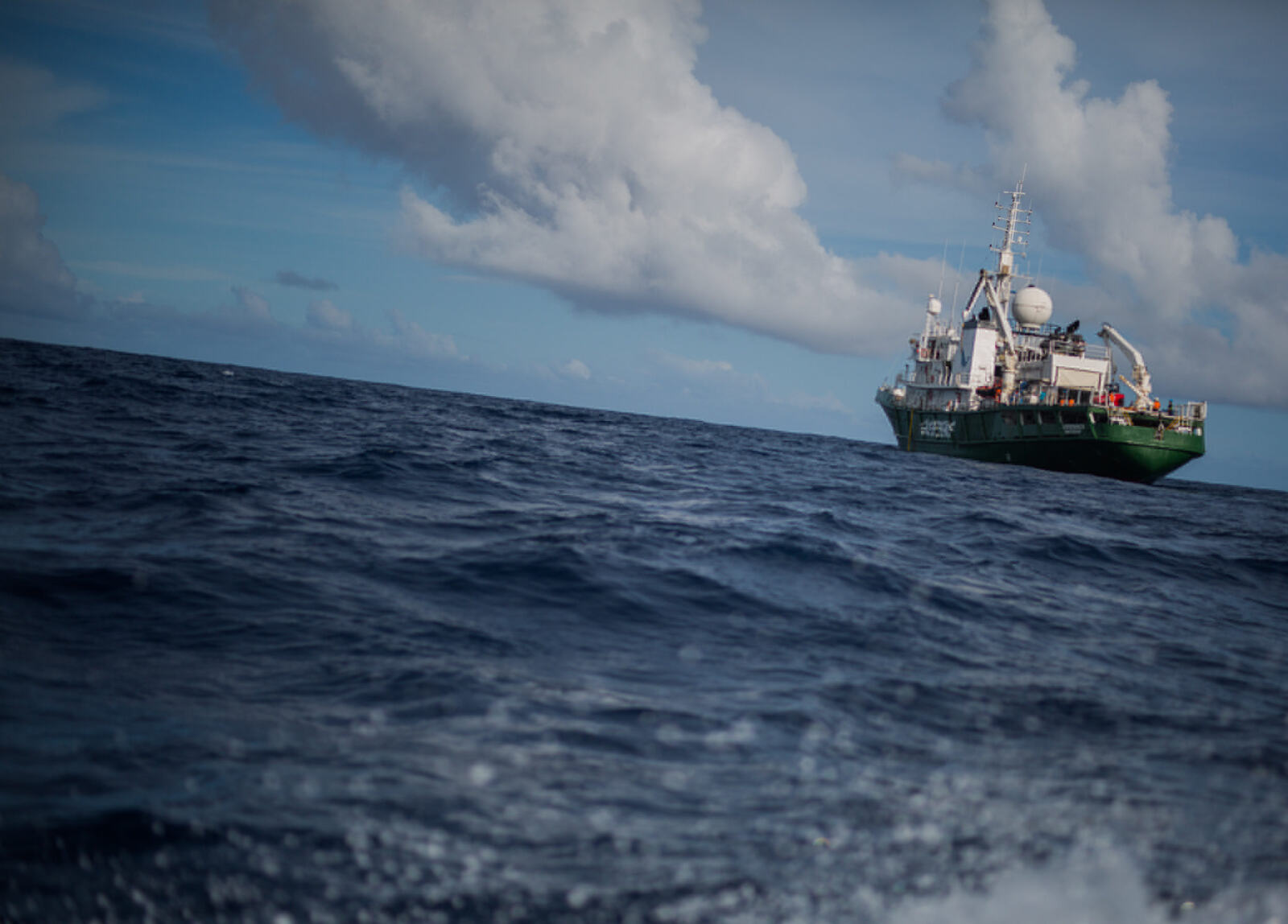 Au moment où vous lisez ces lignes, l'Esperanza, célèbre navire de Greenpeace, se trouve quelque part au milieu de l'océan Atlantique. Destination :  le Récif de l'Amazone, au large du Brésil. Cet écosystème, dont les toutes premières images ont été réalisées seulement l'an dernier, n'a pas encore livré tous ses secrets. Malheureusement, il est déjà menacé par des projets pétroliers, notamment de Total. Grâce à votre mobilisation, ces projets ont été freinés jusqu'à présent. Mais Total ne semble pas avoir dit son dernier mot. Ça tombe bien, nous non plus….