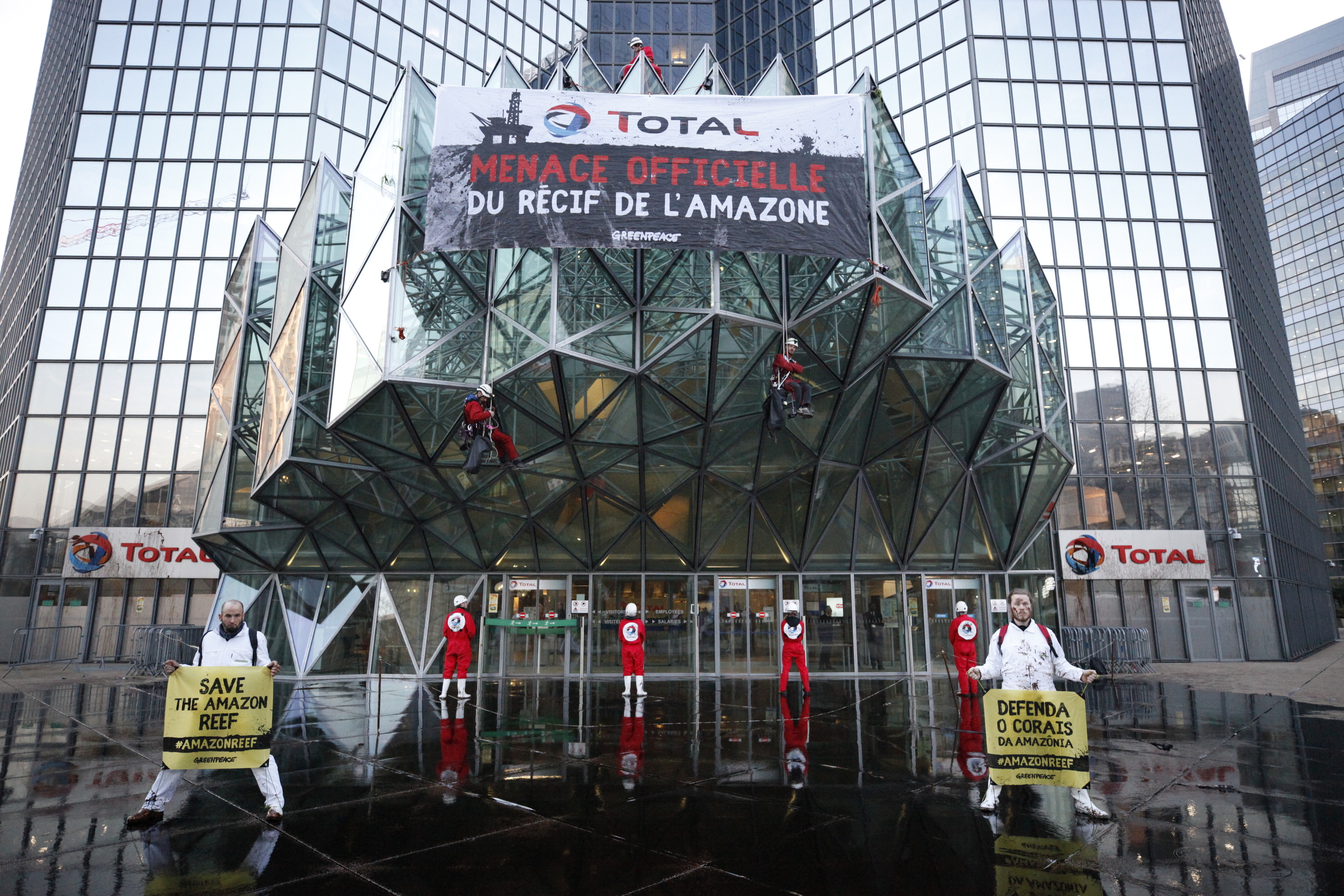 Action des militant-es de Greenpeace sur le siège de Total à la Défense, mars 2017.