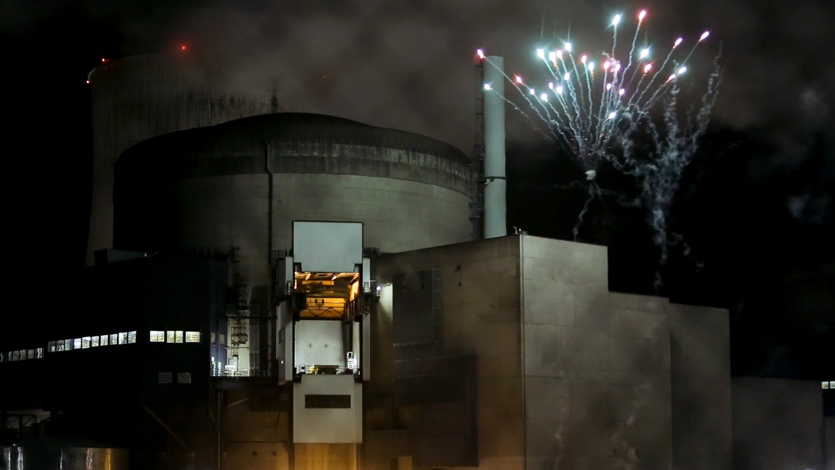 Plus de soixante personnalités du monde associatif, syndical, culturel et politique réagissent à la condamnation de militant-es de Greenpeace, dont certains à des peines de prison ferme. Dans une tribune publiée dans Libération, elles dénoncent un « verdict inquiétant à plus d'un titre » contre des « lanceurs et lanceuses d'alerte » qui dénoncent les risques nucléaires.