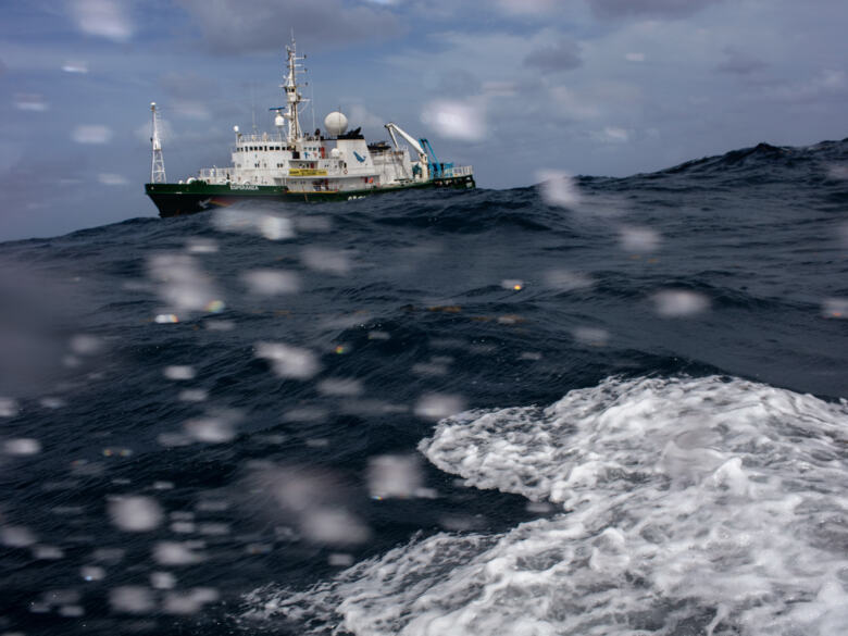 L'Esperanza au large du récif de l'Amazone.