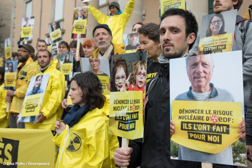 Greenpeace, un salarié et 22 activistes étaient jugés jeudi 17 mai à Privas, en Ardèche, pour avoir dénoncé les failles de sécurité des centrales nucléaires. Plusieurs centaines de personnes sont venues les soutenir.  Le jugement a été mis en délibéré et sera rendu le 28 juin.