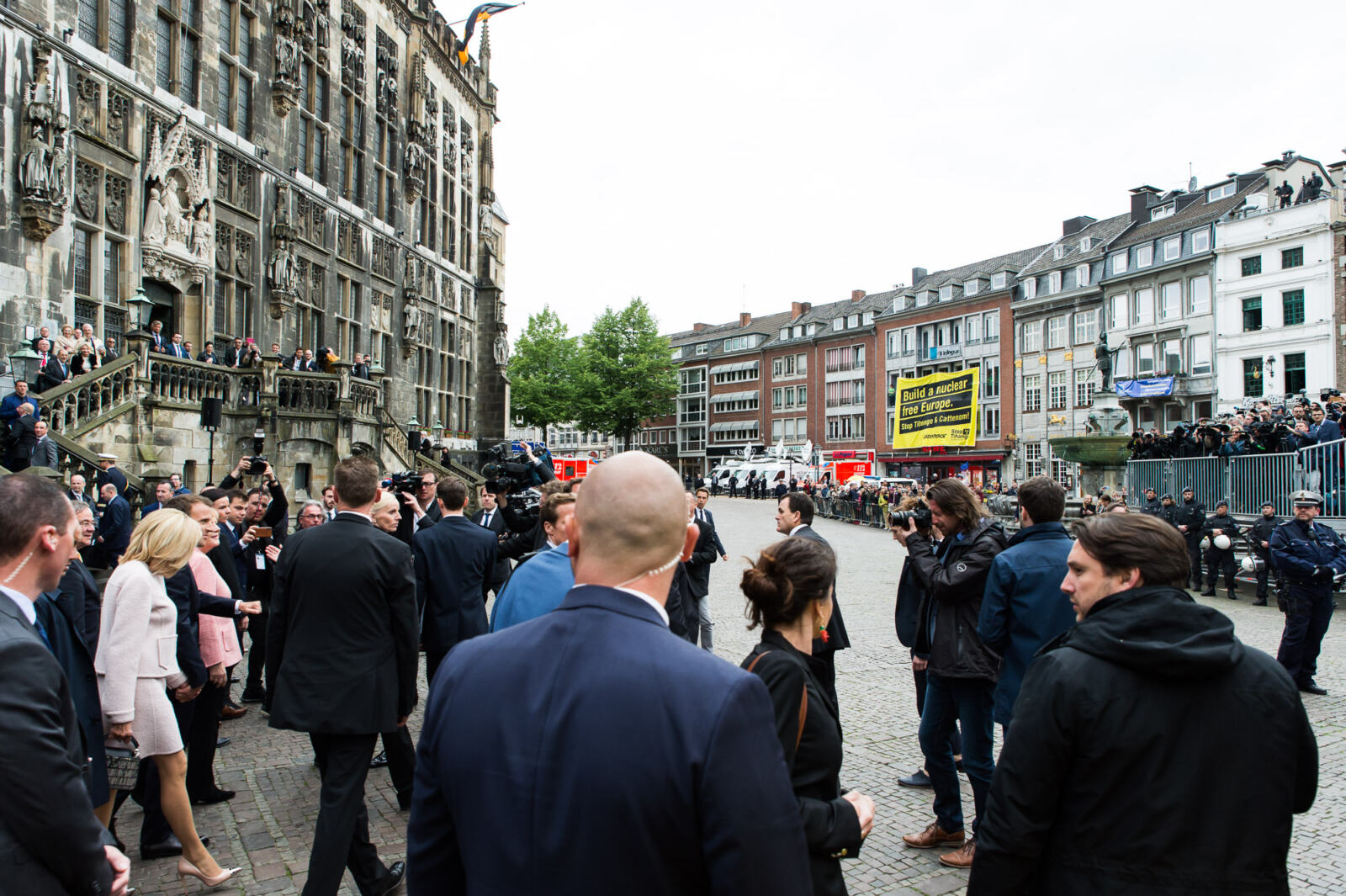 Des militants ont demandé ce matin à Emmanuel Macron, en déplacement à Aix-la-Chapelle (Allemagne), de prendre des mesures pour l'Europe en fermant les centrales nucléaires qui menacent la sécurité des citoyennes et citoyens. Le président français recevait le prix Charlemagne pour sa « vision d'une Europe nouvelle ». Or l'obsession nucléaire d'Emmanuel Macron est le contraire d'une « vision d'avenir pour l'Europe ».