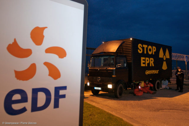 Action à Flamanville, devant le chantier de l'EPR d'EDF. © Pierre Gleizes / Greenpeace
