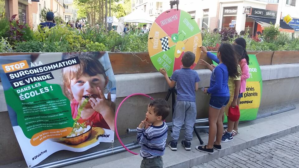 Samedi 5 mai, le groupe local d'Orsay a tenu un stand à Massy, place de l'Union