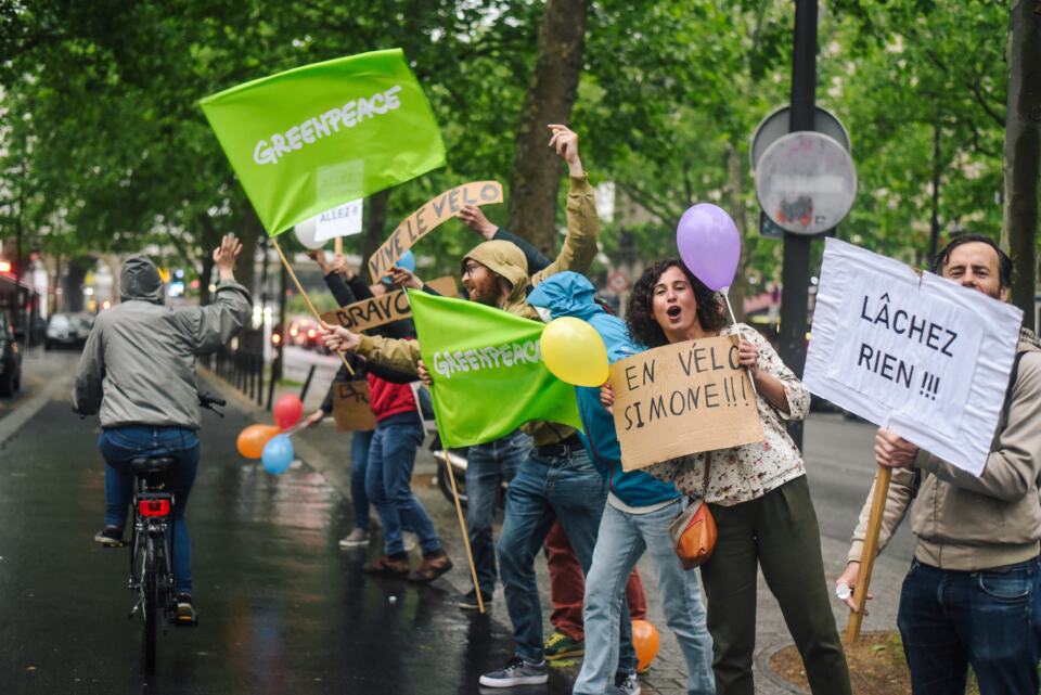 De nombreuses villes européennes s’engagent publiquement à  combattre la pollution de l'air et à réduire les émissions de gaz à effet de serre. Cela suppose d’encourager les gens à laisser tomber les véhicules alimentés avec des énergies fossiles et à préférer les transports en commun, le vélo ou la marche. Quelles sont les villes qui montrent l'exemple ? Parviennent-elles à améliorer la qualité de l'air ? La capitale française est-elle bonne ou mauvaise élève ? Greenpeace publie aujourd'hui un classement, en partenariat avec l'Institut Wuppertal, pour répondre à toutes ces questions !