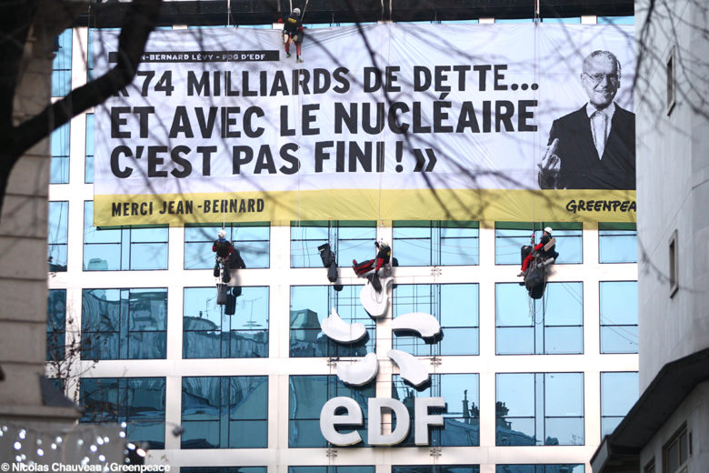 Faillite d'EDF : action de Greenpeace devant le siège
