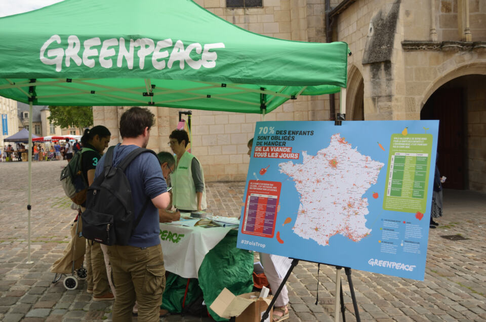 Samedi 9 juin, le groupe local de Poitiers se trouvait au Marché Notre Dame pou