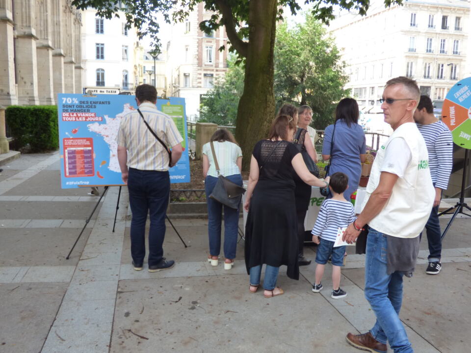 Sept militant-es du groupe local se sont mobilisé-es ce samedi 09 juin, près du Palais de Justice à Rouen, pour sensibiliser les passants à la surconsommation de viande dans les restaurants scolaires.