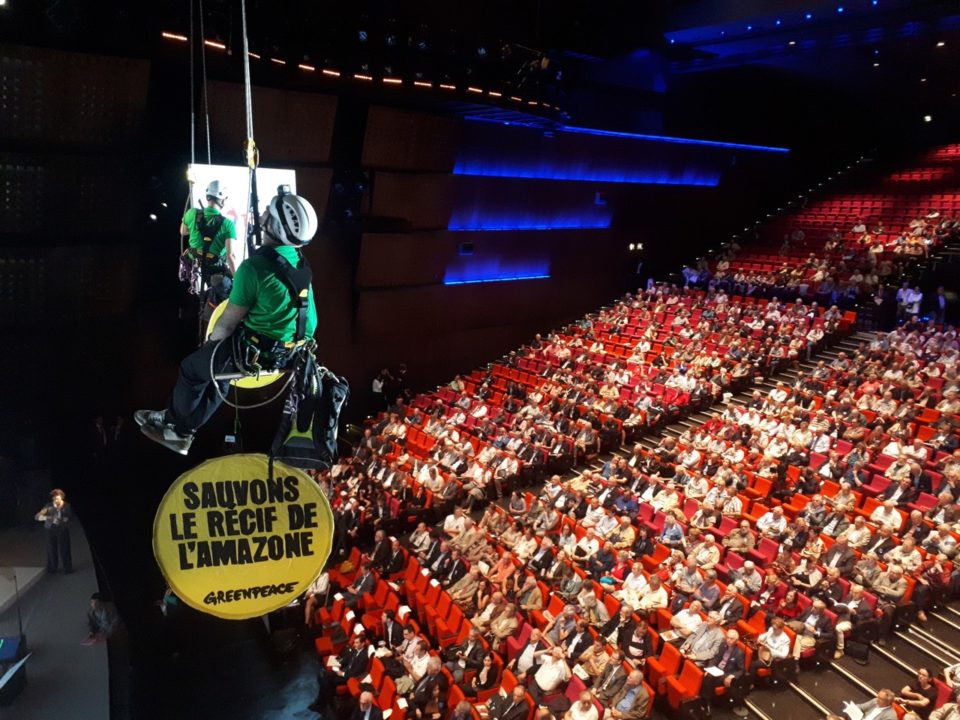 De nombreux militants et militantes, accompagnés d’une batucada, se sont invités ce matin à l’Assemblée Générale de Total. 