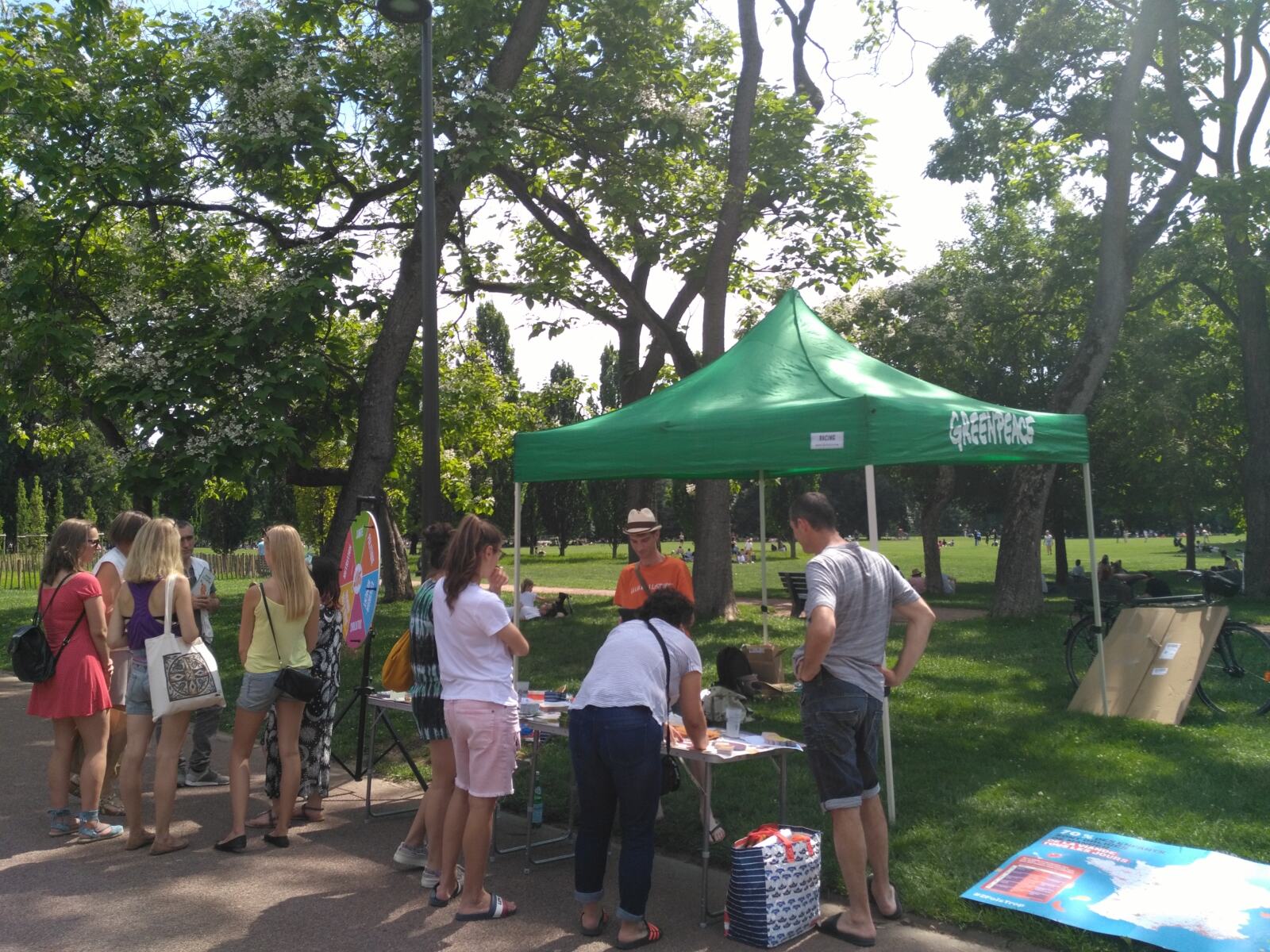 69% des écoliers consomment de la viande ou du poisson tous les jours à la cantine.

C'est le résultat de l'enquête publiée par Greenpeace, au moyen de plus de 12.000 contributions (3.200 communes renseignées).

Ces résultats ont été compilés pour former une carte de France, faisant apparaitre la répartition de la consommation de viande dans les écoles élémentaires.

Samedi 9 juin 2018, nous avons été à la rencontre des lyonnais pour présenter les résultats du Grand Lyon.