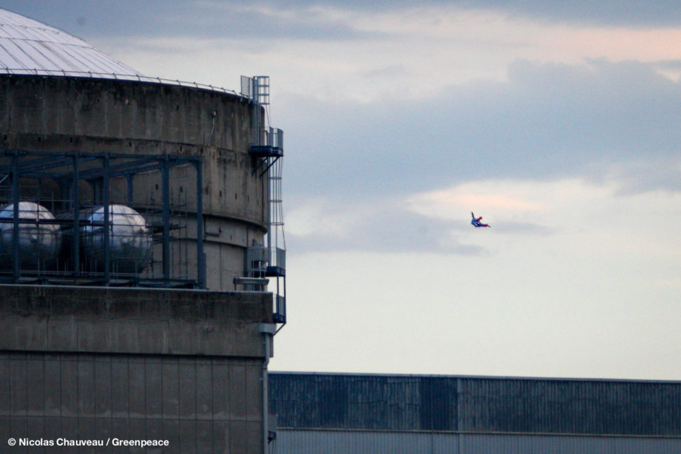 Superman a survolé ce matin la centrale nucléaire du Bugey, à une trentaine de kilomètres de Lyon, avant de venir s’écraser contre le mur de la piscine d’entreposage de combustible usé, accolée au réacteur 2. Il s’agissait en réalité d’un drone à l’effigie du super héros, piloté par des militant-e-s de Greenpeace France qui l’ont volontairement conduit dans le mur. Quelque temps après, c'était au tour d'un avion radiocommandé de prendre le même chemin. Coup sur coup, deux intrusions symboliques très inquiétantes : elles démontrent une nouvelle fois l’extrême vulnérabilité de bâtiments lourdement chargés en radioactivité.