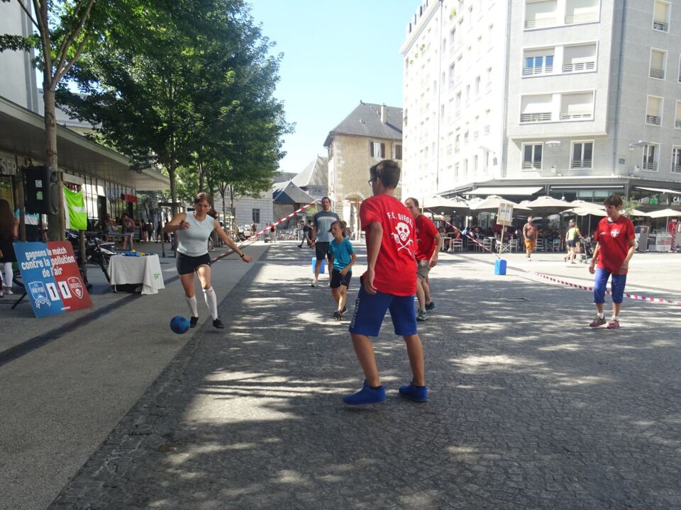 Samedi 7 juillet, les militants de Greenpeace Chambéry et des Amis de la Terre Savoie ont joué le match du siècle contre la pollution de l'air.