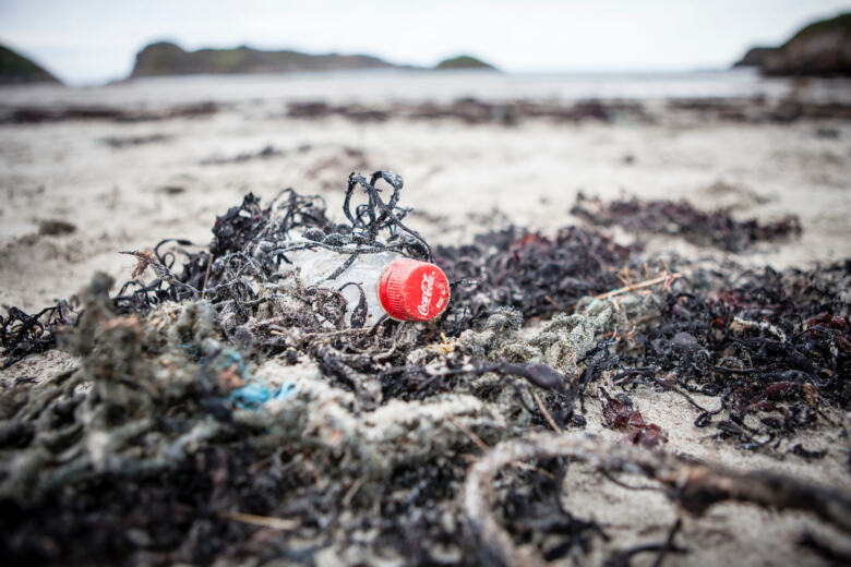 Bouteille de coca-cola retrouvée sur une plage d’Écosse lors d'une opération de nettoyage. 