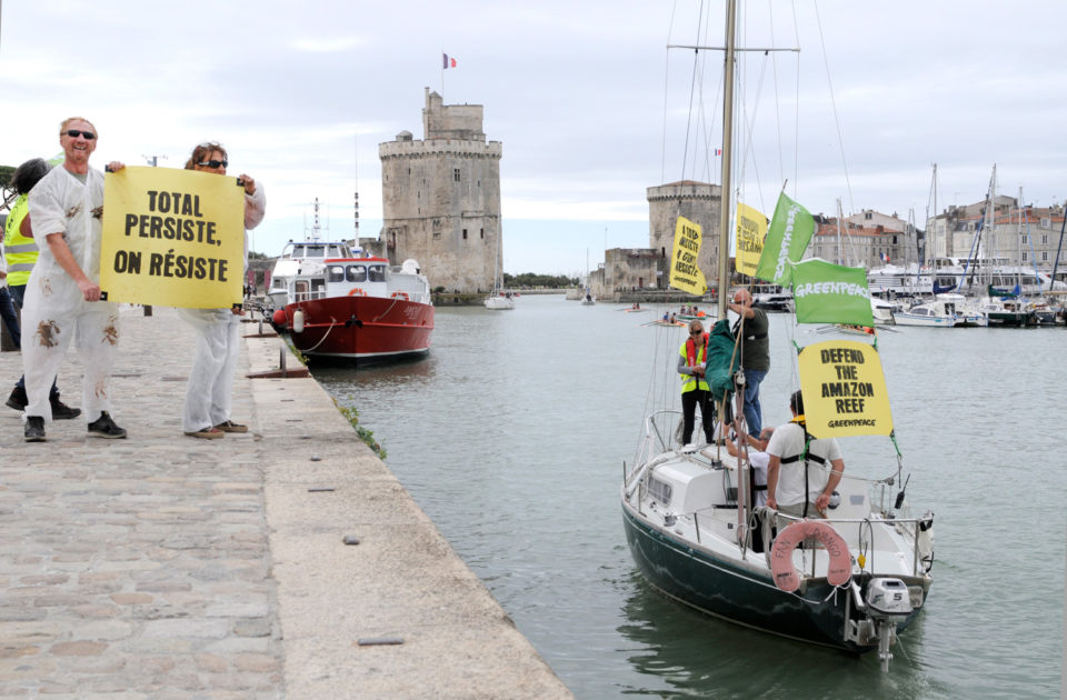 Ce samedi 22 septembre à 14H, les militant-e-s de Greenpeace France et d’ANV-Cop21
se sont mobilisés dans 31 villes en France.
L'objectif : dénoncer les risques que fait peser Total sur un écosystème unique et vulnérable situé au
large de l’embouchure du fleuve Amazone.