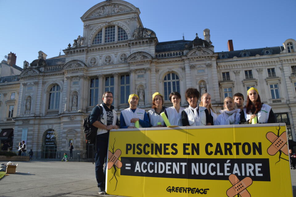 Nous étions ce matin, une quinzaine de militants, place du Ralliement, afin de 