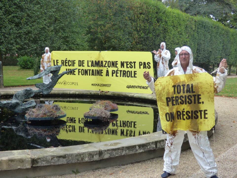 Ce samedi 22 septembre, à Rouen comme dans une trentaine d'autres villes en France, des militant-es du groupe local se sont mobilisé-es avec le soutien de l'association ANV-COP21 pour demander à Total de renoncer à ses projets de forage au large de l'Amazone.