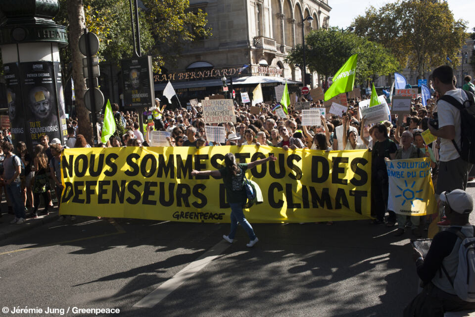 Alors que la le gouvernement vient de désigner un nouveau ministre de l'écologie suite à la démission de Nicolas Hulot, la mobilisation citoyenne pour le climat se poursuit. Face à l’inaction d’Emmanuel Macron et son gouvernement, la pression des citoyennes et des citoyens est plus importante que jamais. Samedi 8 septembre 2018, À l’occasion de la journée internationale d’action pour le climat, plus de 850 actions ont eu lieu samedi dans 95 pays à l’occasion d’une journée internationale d’actions citoyennes pour le climat. Les citoyennes et citoyens français ont répondu présent en participant massivement à des marches partout dans le pays.