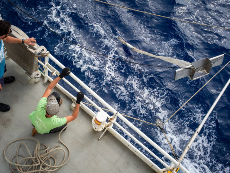 L'équipage de l'Arctic Sunrise remonte le dispositif fait maison pour recueillir des échantillons de plastique, destinés à être analysés plus tard en laboratoire.