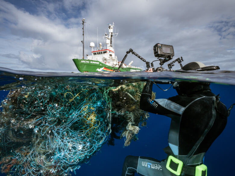 L'un des plongeurs de l'équipe filme ce reste de filet de pêche sur lequel se sont agglutinés des débris de plastique.