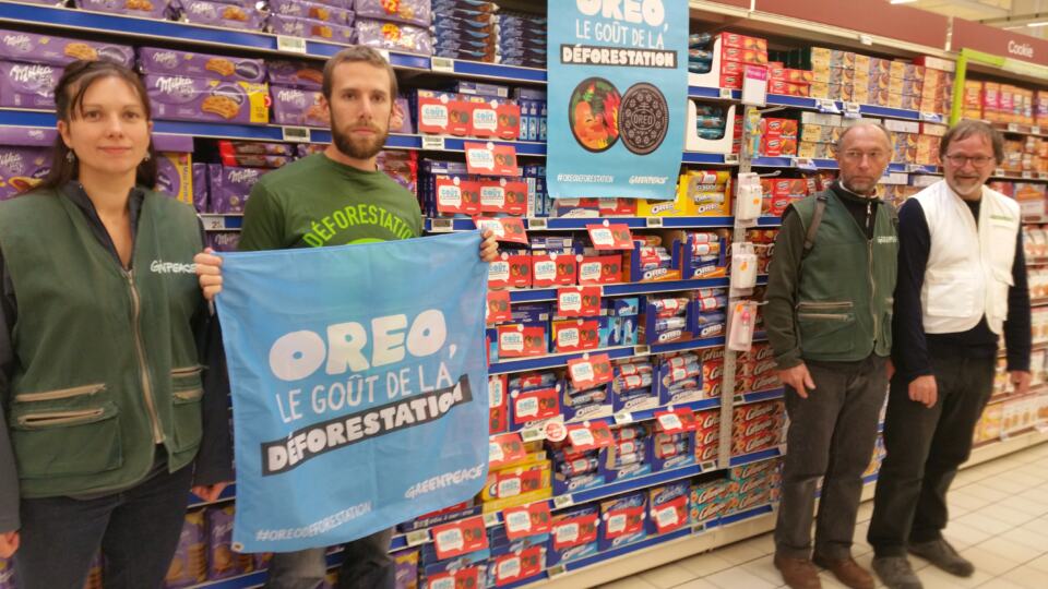 Onze militant-es se sont mobilisées ce matin à Carrefour Bassens, pour informer les consommateurs au sujet des biscuits Oreo, contenant de l'huile de palme issue de la déforestation. 