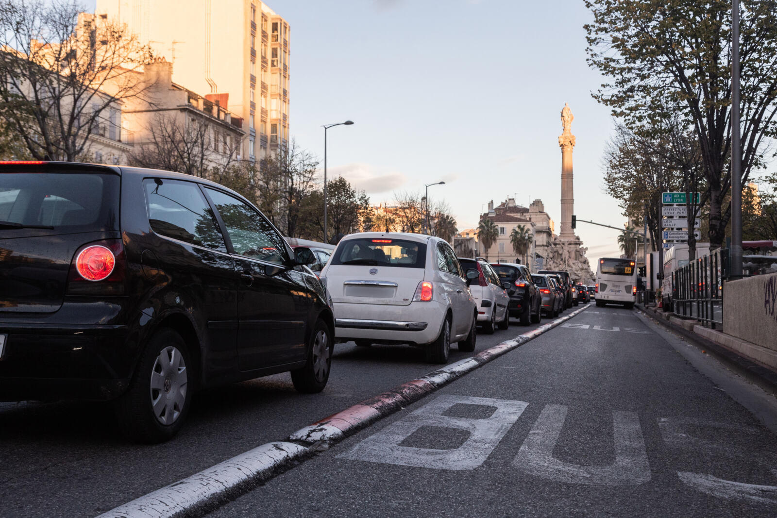Le 26 novembre 2018, le gouvernement français présente son projet de loi d'orientation des mobilités. À quelques jours de la COP24, ce projet de loi est celui d'un gouvernement qui tergiverse sur la sortie du tout-voiture et qui n'alloue pas suffisamment de moyens aux alternatives à la voiture. Alors que le secteur des transports reste le premier secteur en termes d'émissions de gaz à effet de serre en France, cette loi toute en demi-mesures n'est pas à la hauteur de l'urgence climatique et ne ne suffira pas à assurer la crédibilité de la France dans les négociations climatiques internationales.