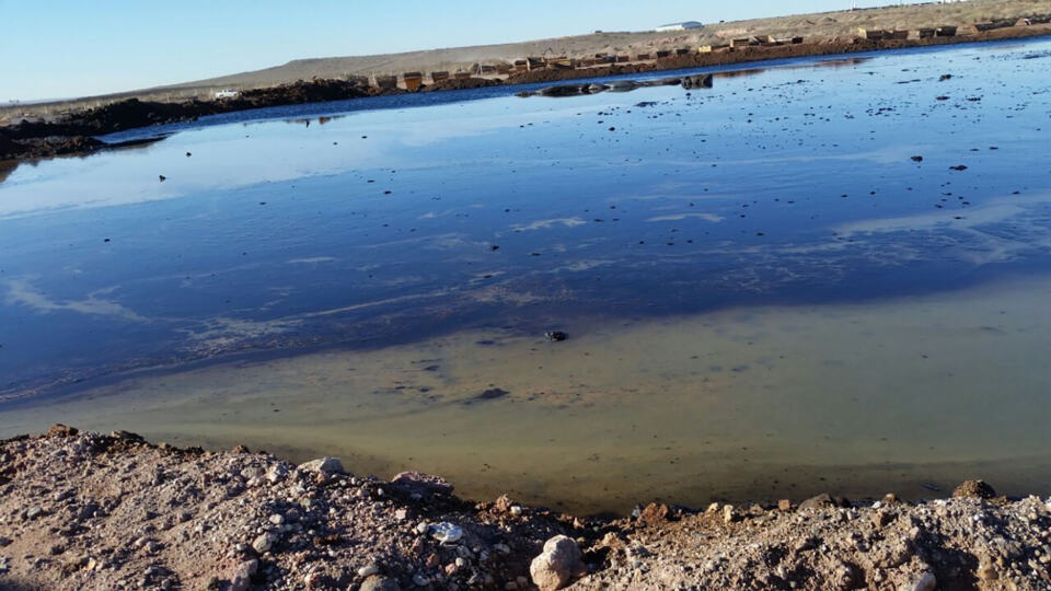 Plusieurs compagnies pétrolières, dont Total, auraient déversé des déchets et résidus de forages dans la région de Neuquen, en Argentine, en toute illégalité, par l’intermédiaire d’une société de transports. Nos équipes ont recueilli des éléments accablants, alors que la compagnie française se présente comme « la major de l’énergie responsable ». Des membres de la communauté des Mapuche qui vivent à proximité ont porté plainte.