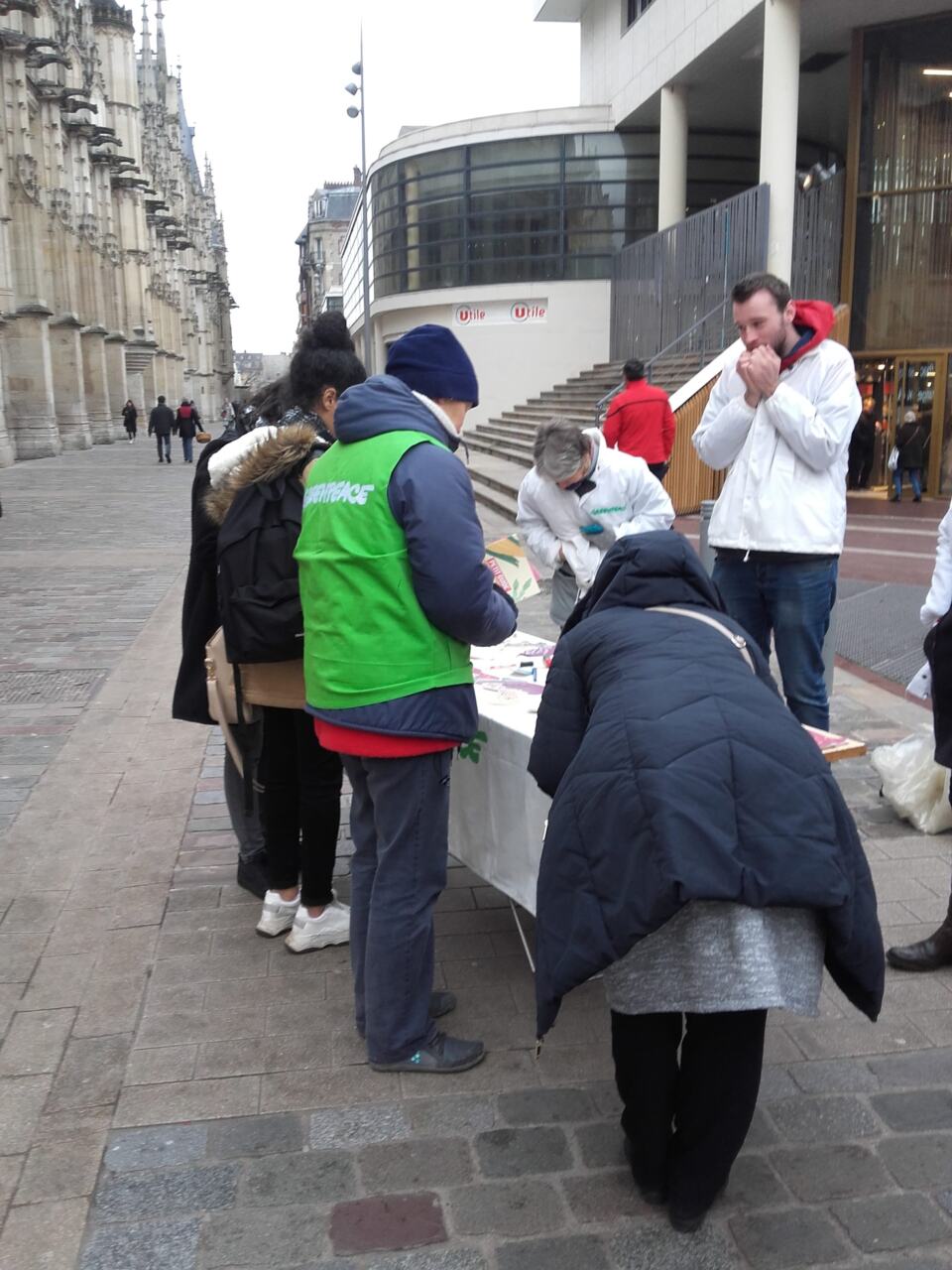 Malgré un froid mordant, (nous aurions dû prévoir une soupe !) les militant-es du groupe local se sont mobilisé-es ce samedi 19 janvier, rue Saint-Lô, dans le cadre de notre demande de 2 repas végétariens par semaine dans les restaurants scolaires.