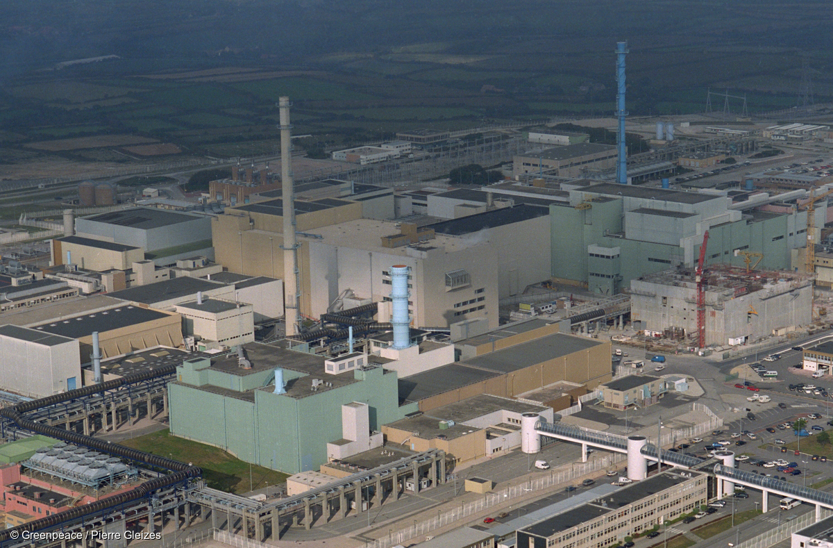 Alors que le débat public national sur les matières et déchets radioactifs n'en finit pas d'être repoussé, l'industrie nucléaire continue de générer des quantités de produits dangereux qui s'accumulent. La situation à la Hague, notamment dans la très vieillissante usine de retraitement de combustible usé d'Orano au bord de la saturation, est très préoccupante. Faute de solution pour gérer ces déchets radioactifs, il y a urgence à fermer le robinet nucléaire.