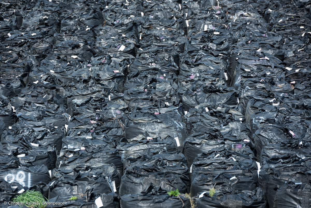 Quelques jours après une action démontrant la vulnérabilité de l'usine de la Hague, un rapport d'experts indépendants commandé par Greenpeace France met en lumière la quantité colossale de déchets nucléaires produite dans le monde et l'absence totale de solution fiable et sûre pour les gérer. Shaun Burnie, chargé de campagne de Greenpeace Allemagne, coordinateur de cette publication, revient sur les principaux défis que pose le lourd héritage des déchets radioactifs.