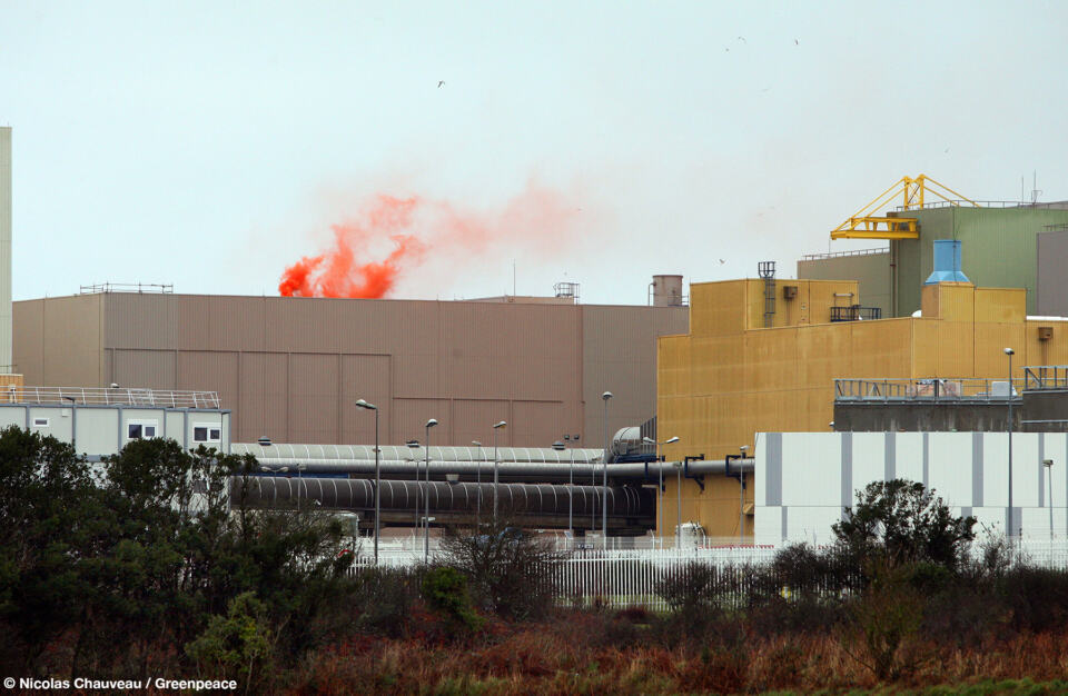 Des activistes de Greenpeace ont allumé, à l’aide d’un drone, des fumigènes de détresse sur le toit du bâtiment contenant la plus grande quantité de matières radioactives dans le monde, à l’usine Orano La Hague. Ils entendent dénoncer le risque nucléaire lié à ces installations vieillissantes et au bord de la saturation.