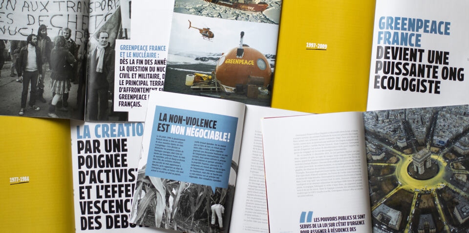 « Voici un livre qui rend hommage aux combats qui nous ont enfin rendus
lucides », écrit le journaliste Edwy Plenel dans la préface de <b>Greenpeace France, une histoire d’engagements</b>. Cet ouvrage sur l’histoire de notre organisation sort en librairie le 13 mars. Il rassemble des témoignages, des anecdotes et des photos inédites retraçant 40 ans de combats pour mettre en lumière les défis environnementaux et changer le système. Un indispensable de votre bibliothèque, pour se souvenir et puiser courage et inspiration !
