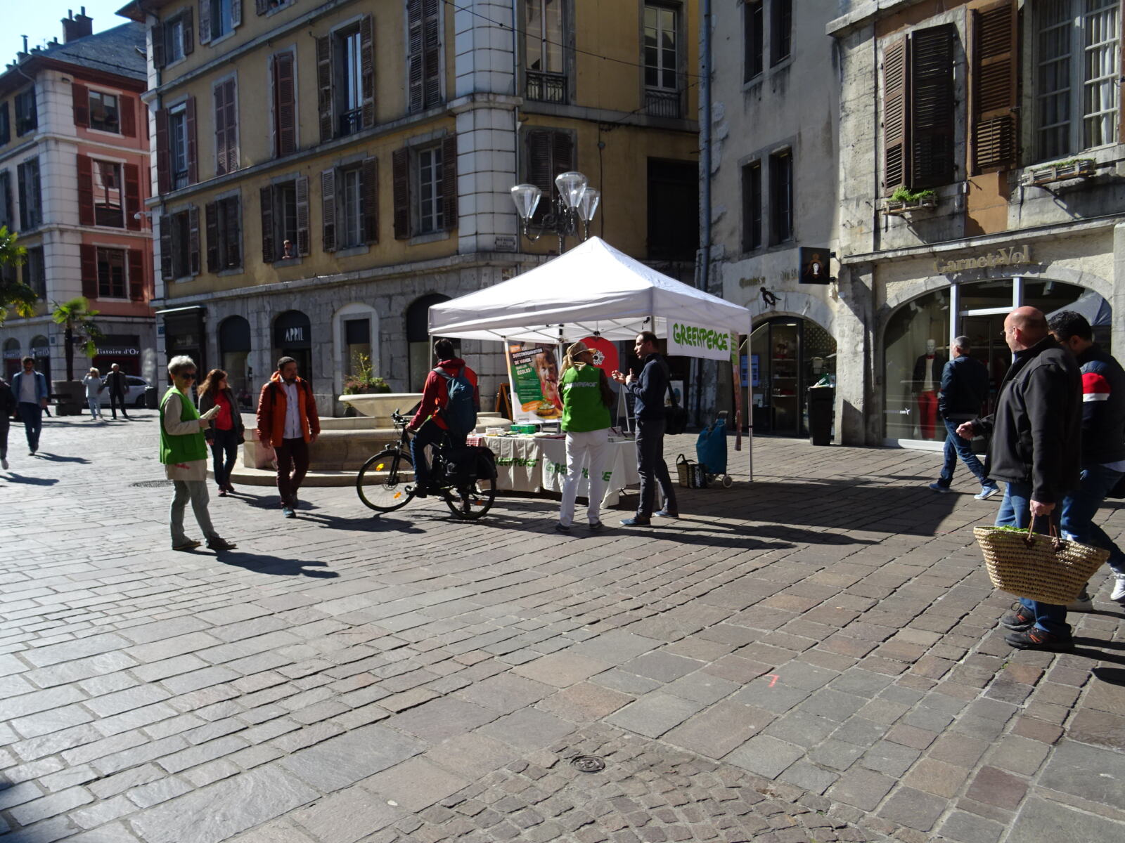 Samedi matin, nous avons posé notre stand place St-Léger.