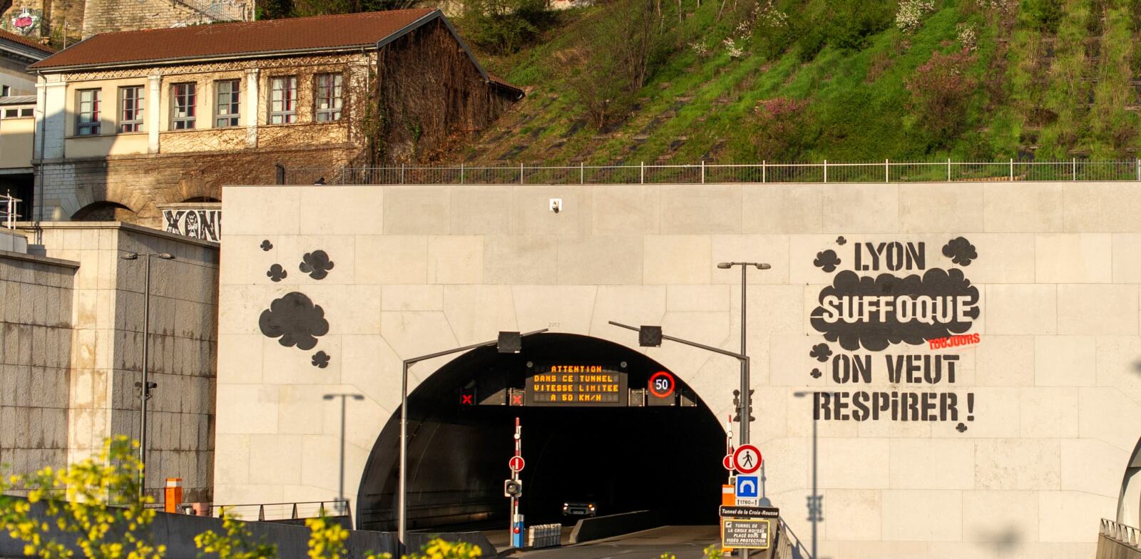 Des activistes de Greenpeace France ont réalisé un graff géant à la bombe à la craie au-dessus du tunnel de la Croix-Rousse pour dénoncer le manque de courage politique des élu-es de la métropole et de la mairie de Lyon dans la lutte contre la pollution de l'air, avec le soutien d'Alternatiba/ANV Rhône. Au même moment, les militant-es de Greenpeace Lyon ont apposé de multiples graffs revendiquant le droit à un air pur autour du siège de la métropole, afin d'encourager ses élu-es à agir. 