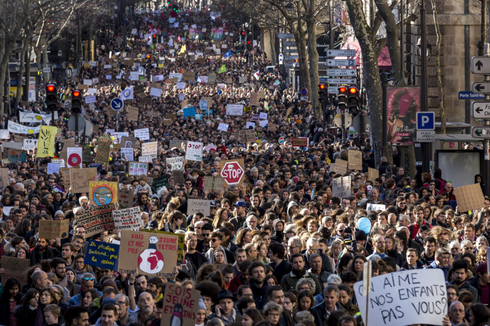 Ces dernières semaines en France, des centaines de milliers de personnes de toutes les générations sont descendues dans la rue pour demander à Emmanuel Macron et au gouvernement français une politique climatique à la hauteur de l’urgence et une transition écologique juste. Avec les manifestations massives du 15 et du 16 mars et celles qui se préparent, la mobilisation climat hausse le ton. Le changement politique dont nous avons toutes et tous besoin ne pourra pas advenir si nos responsables politiques continuent de faire des cadeaux aux entreprises polluantes, et d’opposer la transition écologique et les exigences de justice sociale.