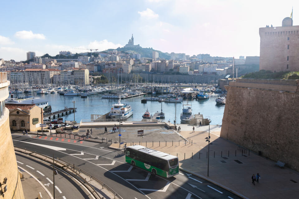 Marseille est une des villes les plus polluées de France. Aux côtés de Lyon, Strasbourg, Nice et la Vallée de l’Arve, entre autres, Marseille fait partie des zones françaises qui ont conduit la France devant la Cour de justice européenne pour cause de dépassement des limites légales pour le dioxyde d’azote (NO2). 