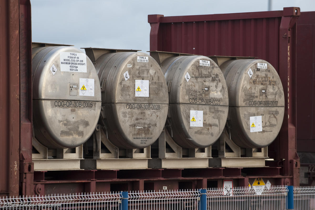 Du 17 avril au 25 septembre 2019 s'est tenu un débat public sur les déchets nucléaires. Pour les citoyens et citoyennes, ce débat devait être l'occasion de se saisir d'un sujet grave dont l'empreinte écologique est largement sous-estimée et qui nous concerne toutes et tous. Plus d'1,6 million de mètres cubes de déchets radioactifs s'entassent et circulent aujourd'hui sur l'ensemble du territoire français.