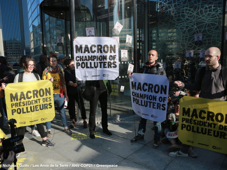 Images du blocage: manifestants devant les immeubles